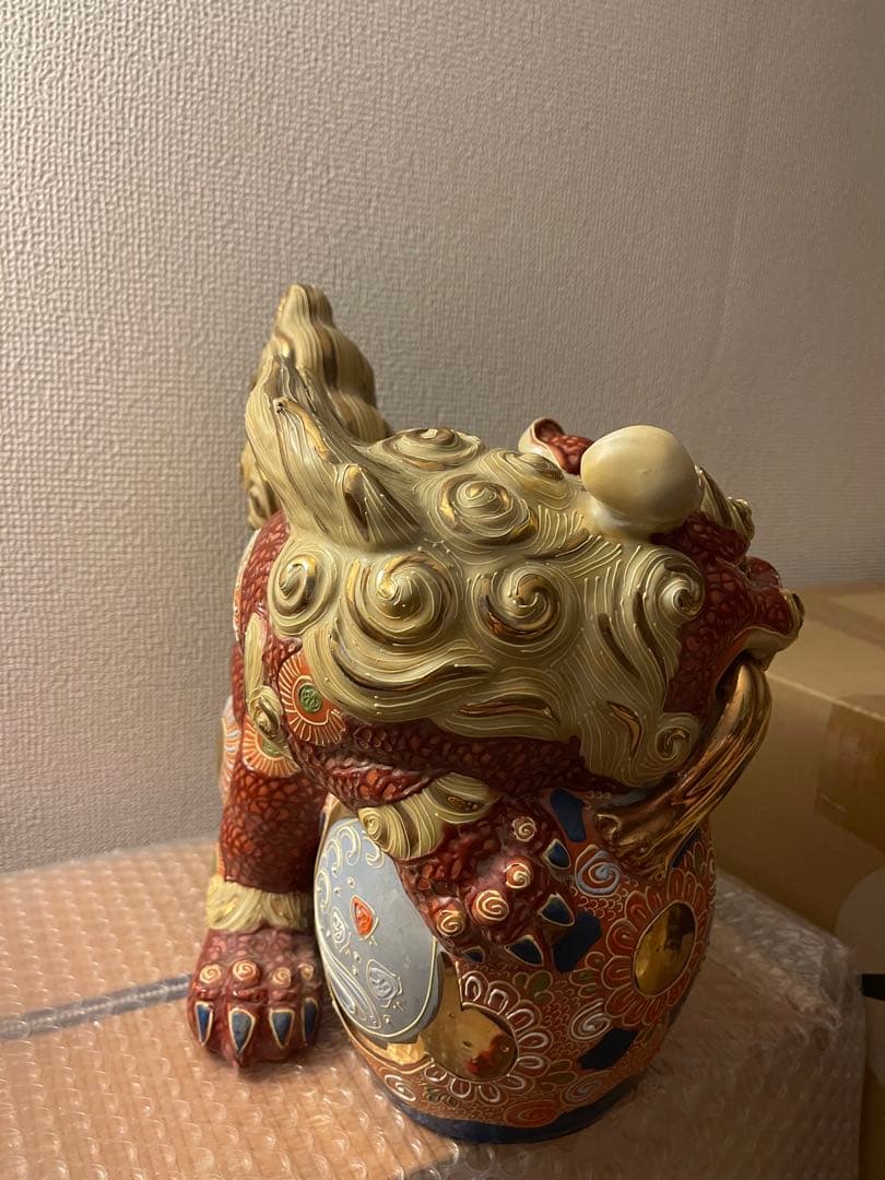 九谷焼の獅子（2体セット）です色絵が美しく飾り物やコレクションとしておすすめです
