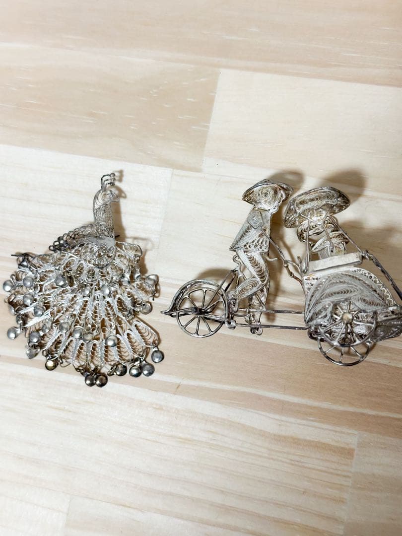 銀細工　孔雀プローチと銀細工置物