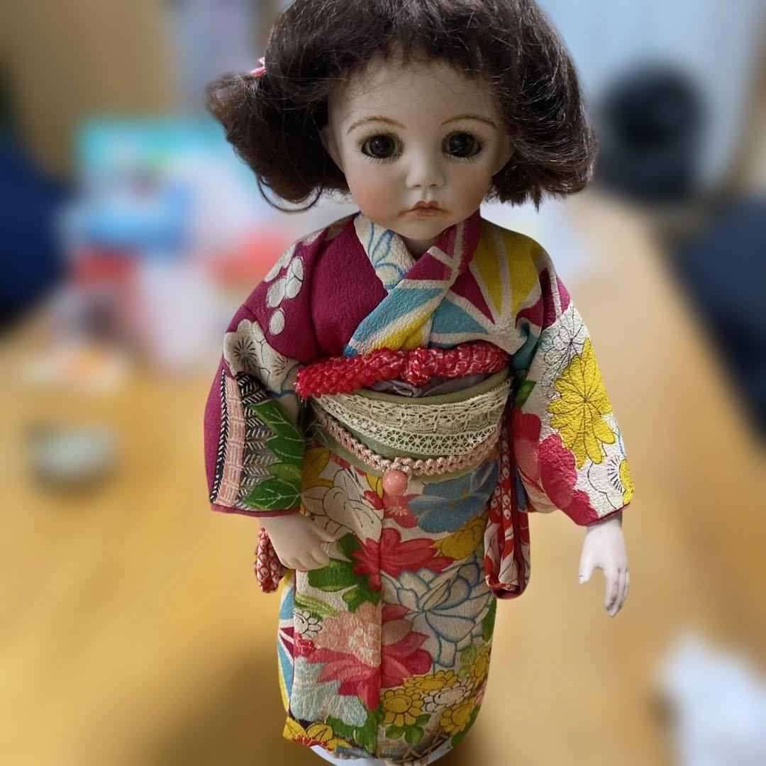 カラフルな花柄着物の陶器人形