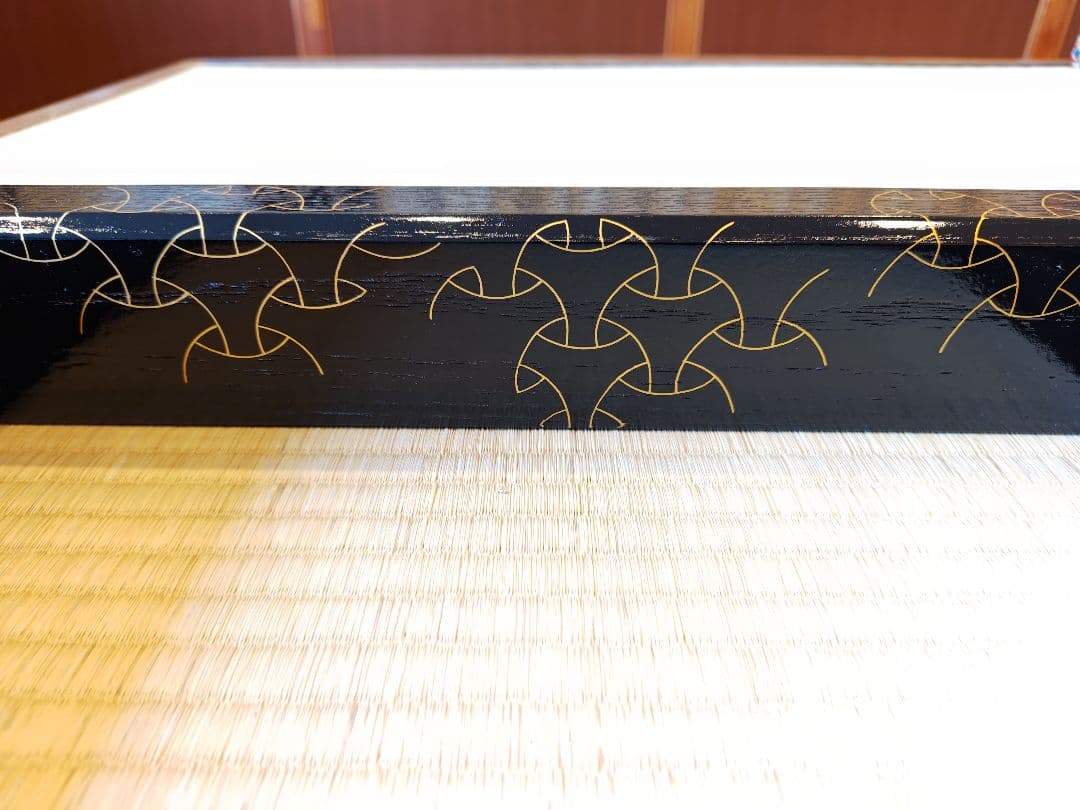 送料込【逢絢亭】茶道具 炉縁 柿合塗 独楽つなぎ蒔絵 木製 紙箱入り