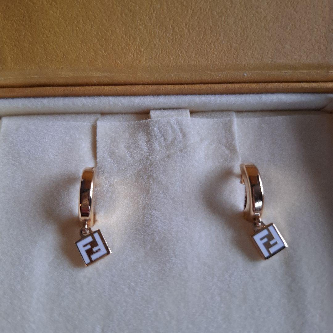 FENDI　ピアス　ロゴ　フープ