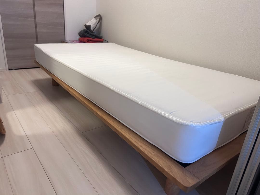 無印ベッドフレームシングルオーク材とマットレス