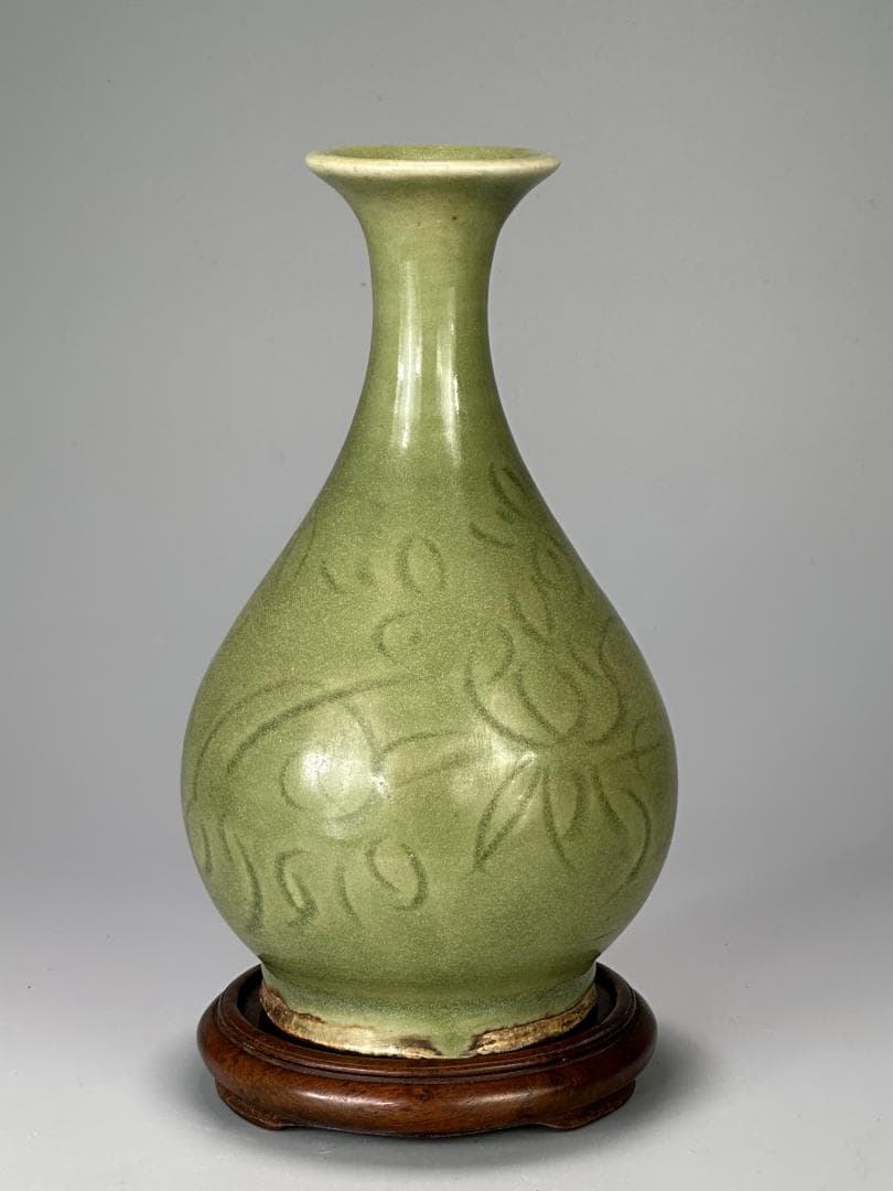 中国美術　明朝　明時代　龍泉窯　花卉文瓶　花瓶花器　花入　唐木台　時代共箱　唐物