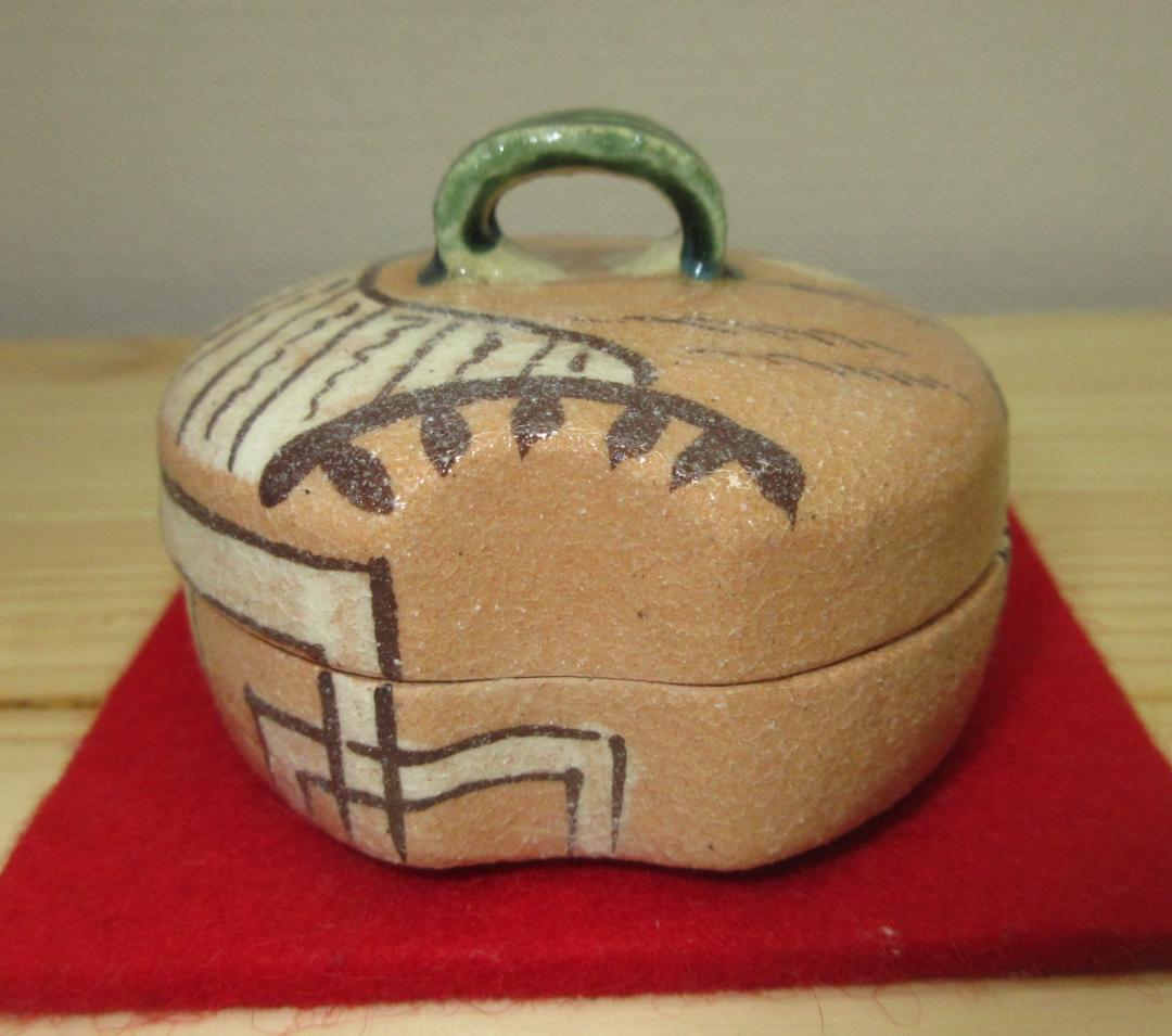 送料込【逢絢亭】茶道具 香合 美濃焼 赤織部 ハジキ香合 加藤芳右衛門 共箱入り