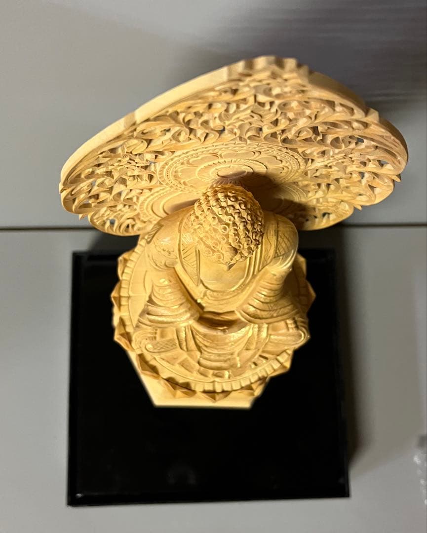 仏像　柘植　木彫　座釈迦　六角台座付　唐草光背　金泥書　アクリルケース付　17