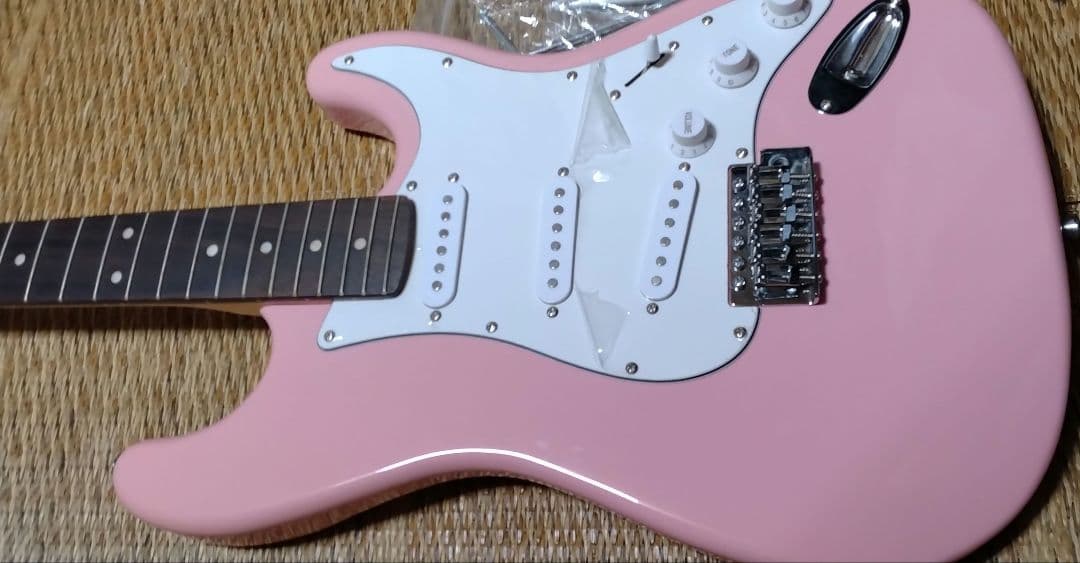 美品　SELDER エレキギター ピンク　 ストラト　ソフトケ−ス付き
