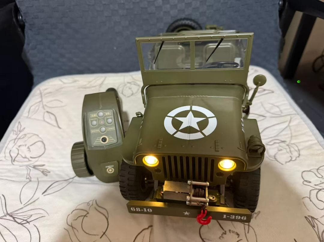 軍用 ラジコンカー 子供向け 人気 35CM 大型 オフロード ジープ 4WD