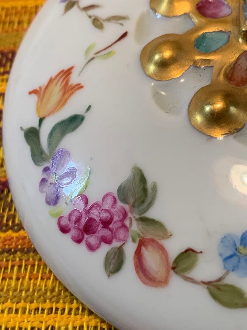 フランス製　アンティーク　リモージュ焼きの金彩とフルーツ花柄が素晴らしい蓋物！