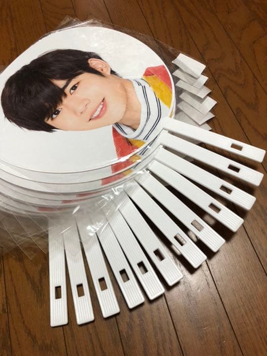 長尾謙杜　なにわ男子　団扇