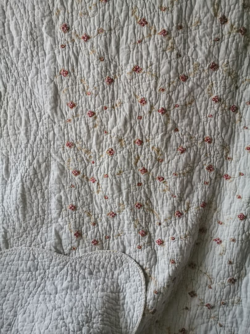 ヴィンテージ フランス/イギリス プチローズ刺繍 スカラップリム ふっくらキルト