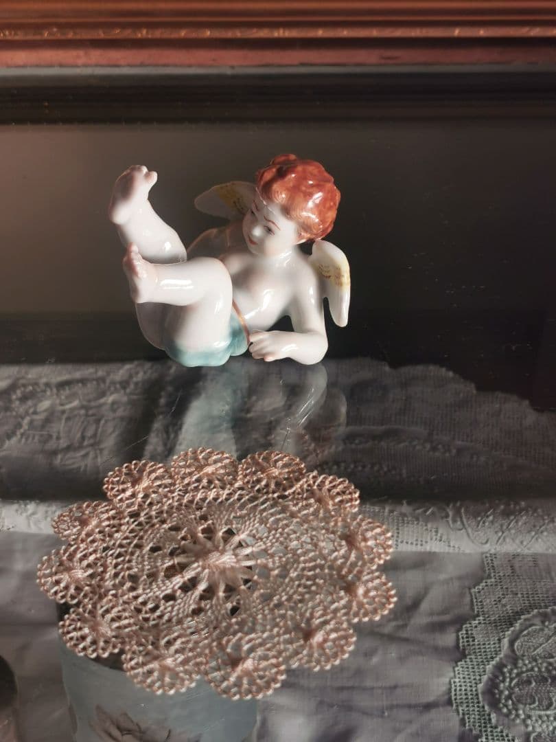 アンティークドイツポーセリン でんぐり返し子供天使 造形美フィギュリン レース付