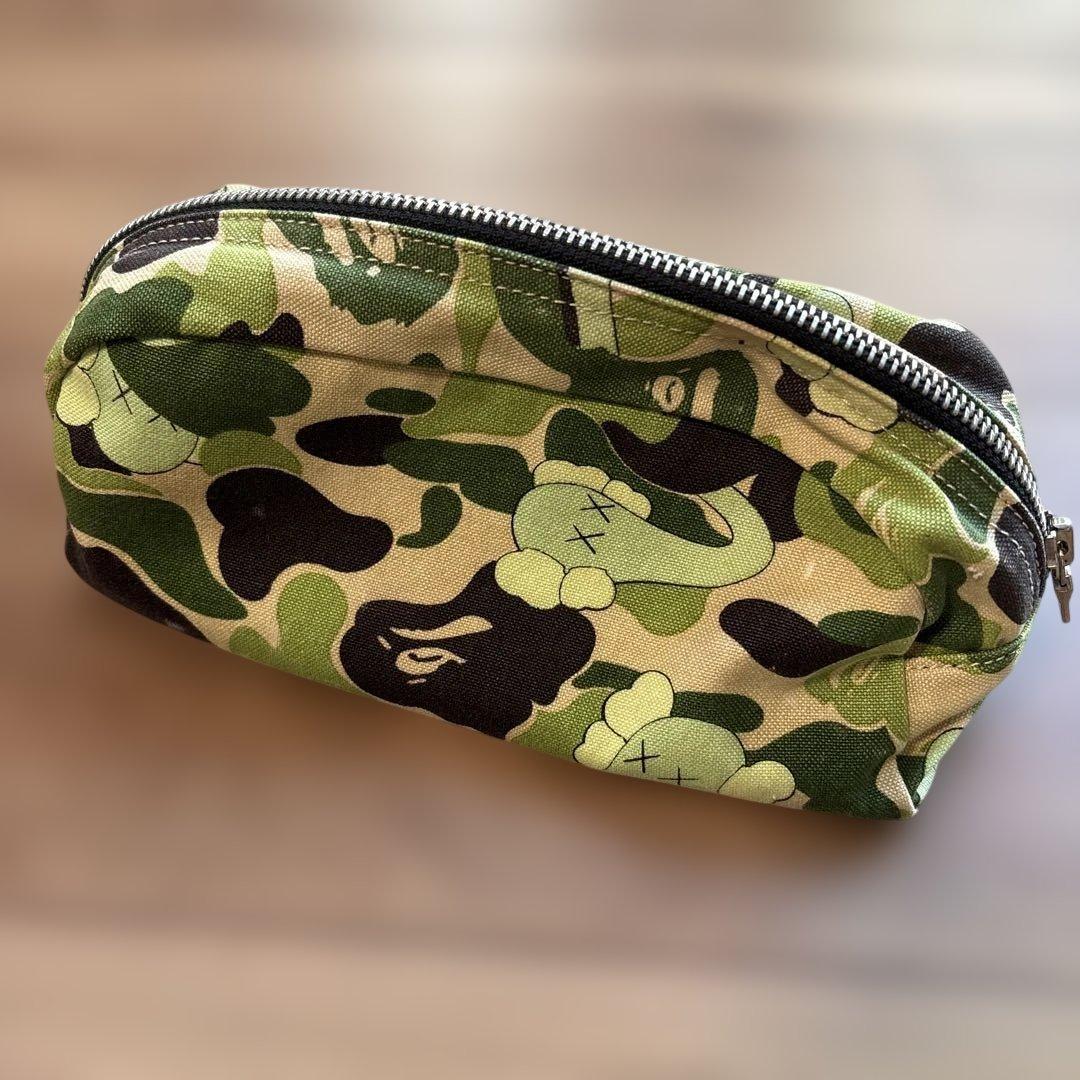 ベイシングエイプ✖️カウズカモフラ柄ポーチAPE ✖️KAWS NIGO