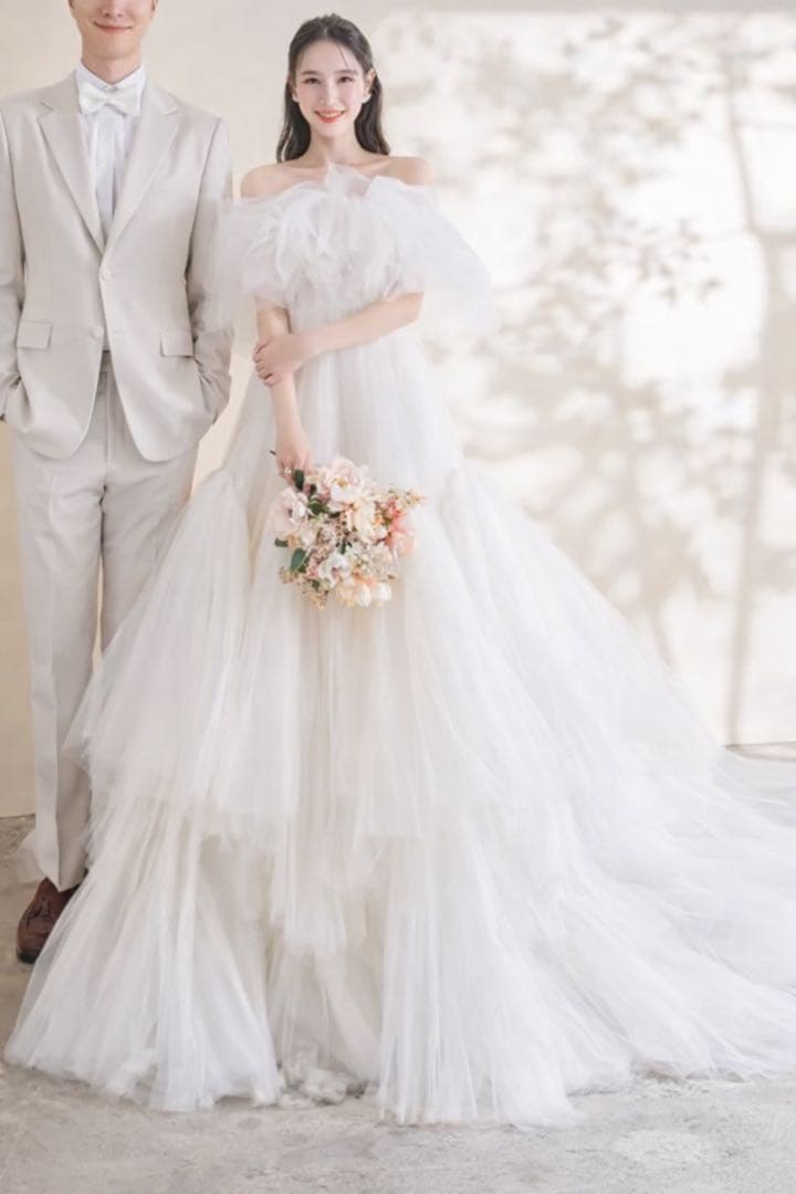 ホワイトオフショルダー　ウェディングドレス　ハツコエンドウruna風