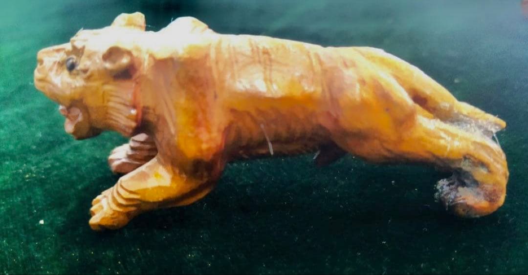 黄楊木の一刀彫り達磨置物。自然木置物。龍置物。黄楊木の一刀彫り虎（2頭）