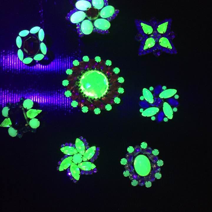 珍品！ウランガラスブローチ