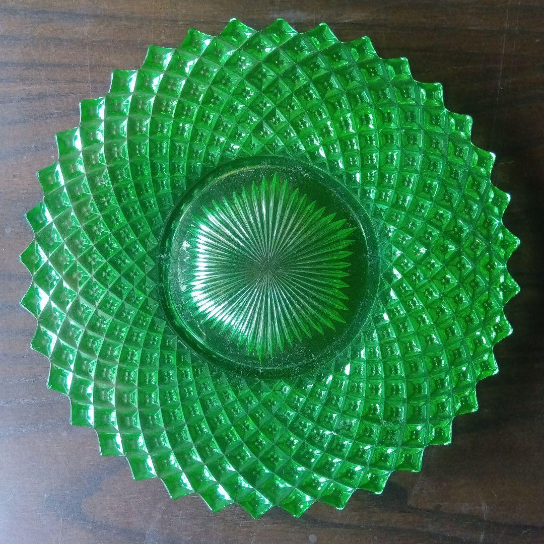 緑色のガラス皿 放射状模様
