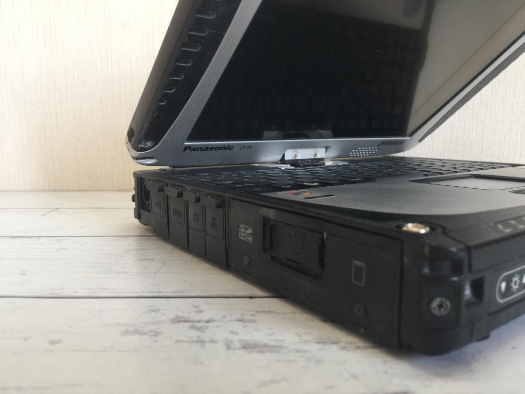 TOUGHBOOK CF-19 落下や衝撃、水、埃に強い　堅牢なノートパソコン1