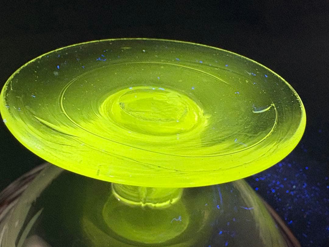 大正ガラス　和ガラス　ウランガラス 桃色乳白雪模様透かし