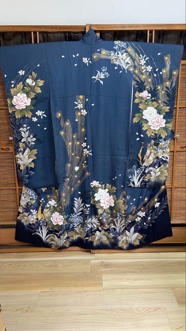 振袖濃紺 花柄と金箔の孔雀柄振袖長襦袢付きH102