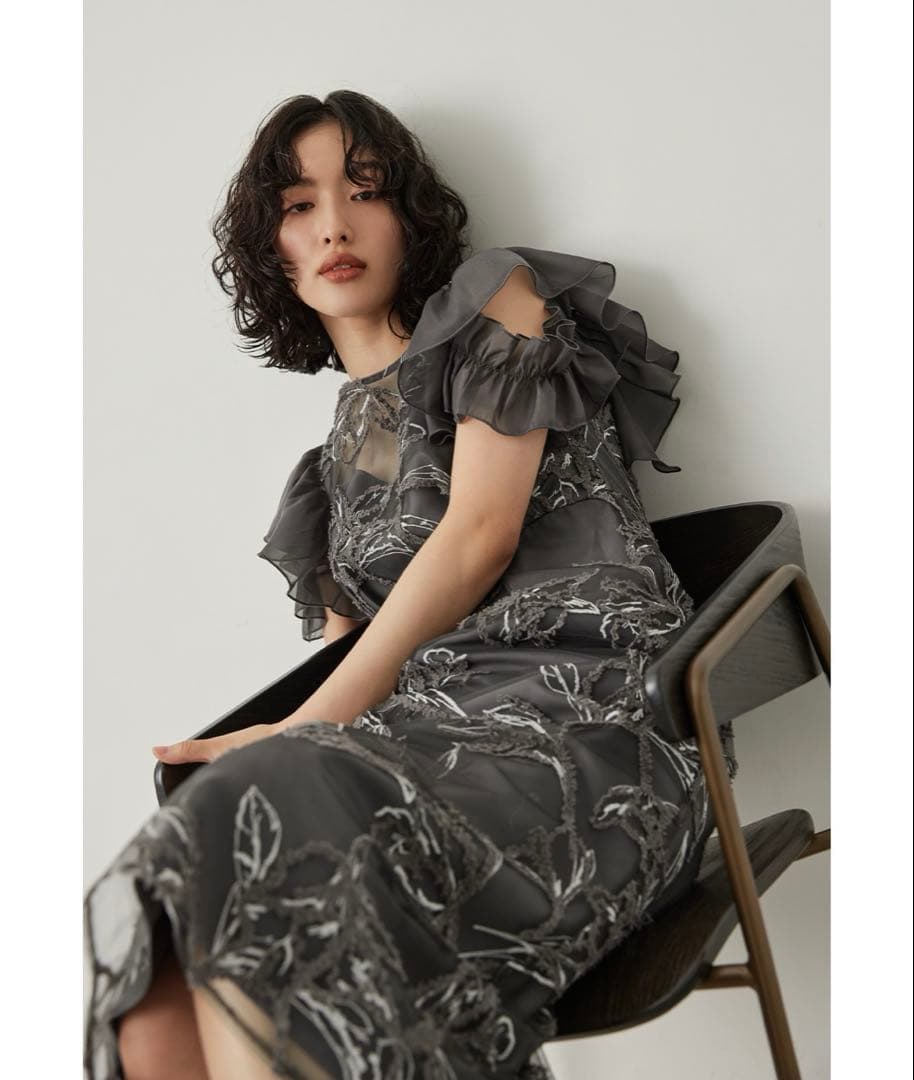 niana フェザーフラワーフレアスリーブドレス