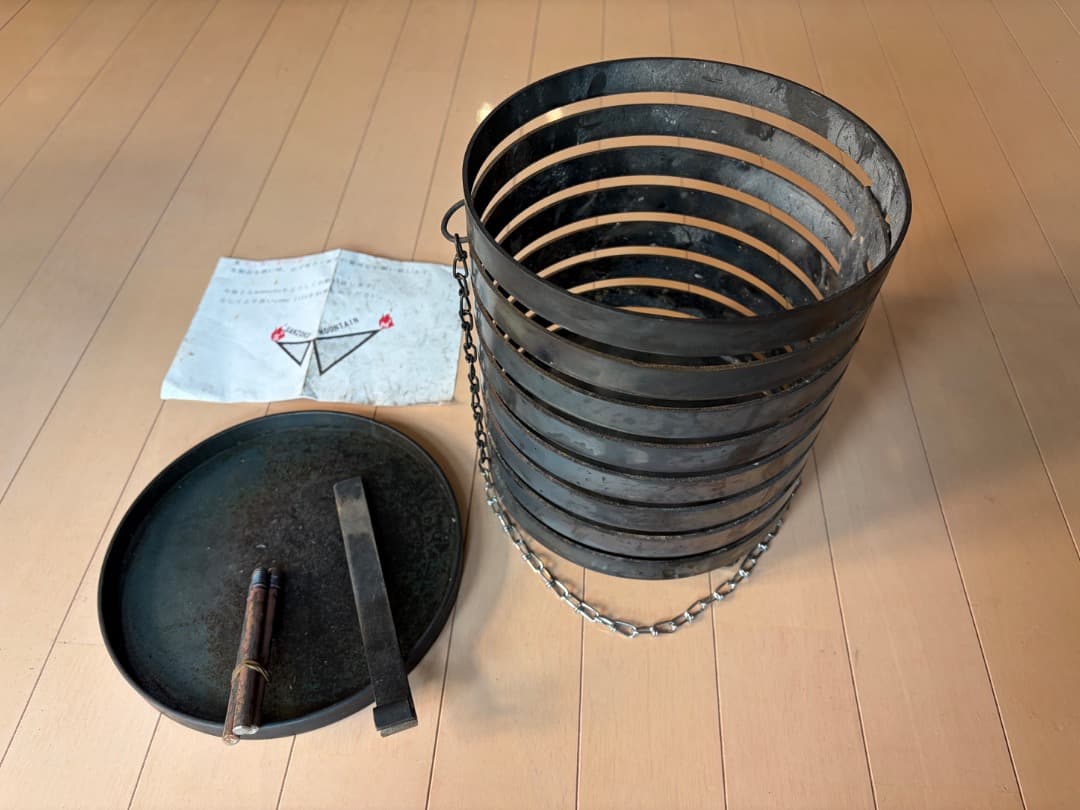 サンゾクマウンテン mouncos 焚き火台 芝ガード＋フライパン付き