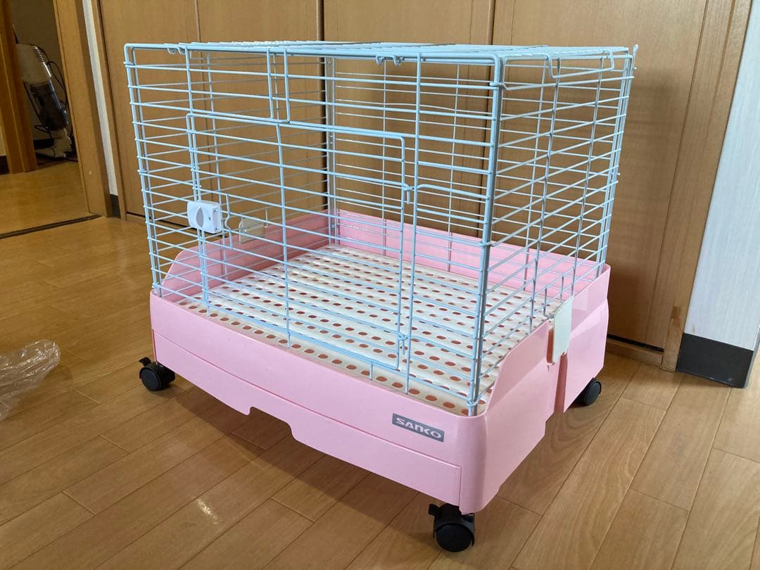 未使用 ピンクのウサギ飼育用ゲージ、三角トイレ、ドリンカー