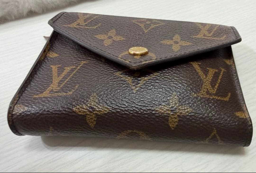 Louis Vuitton モノグラム三つ折り財布 ポルトフォイユヴィクトリーヌ