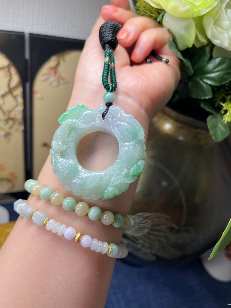 ミャンマー産本翡翠　厚重感有り、爽やかな氷種春帯彩開運飛龍の龍環　鑑定書付き