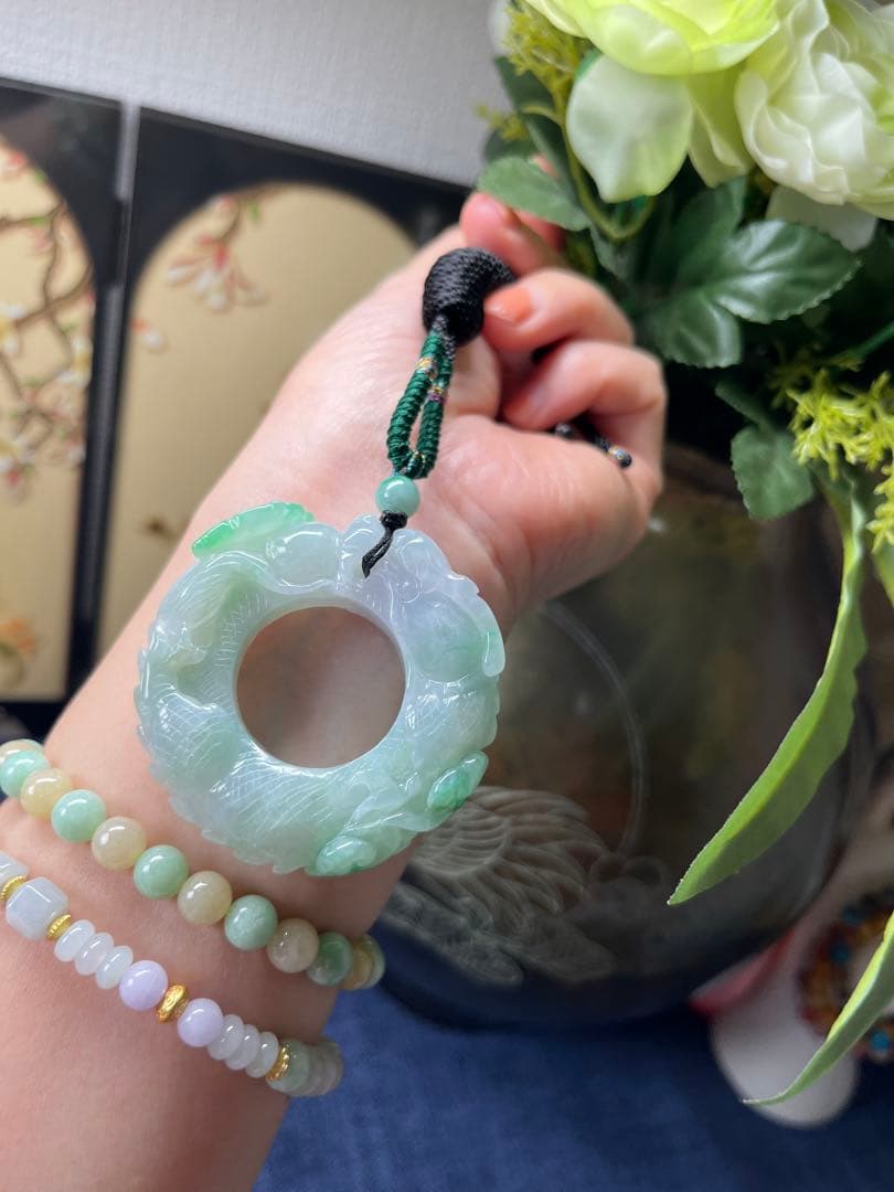 ミャンマー産本翡翠　厚重感有り、爽やかな氷種春帯彩開運飛龍の龍環　鑑定書付き