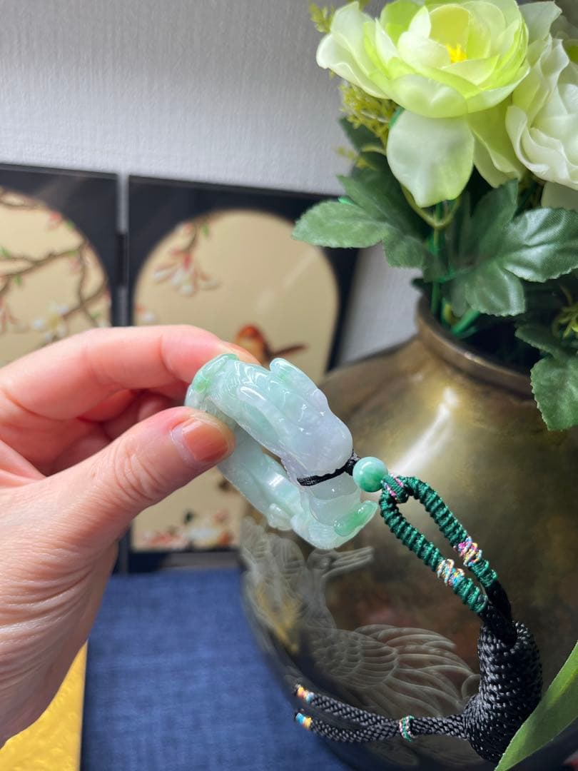 ミャンマー産本翡翠　厚重感有り、爽やかな氷種春帯彩開運飛龍の龍環　鑑定書付き