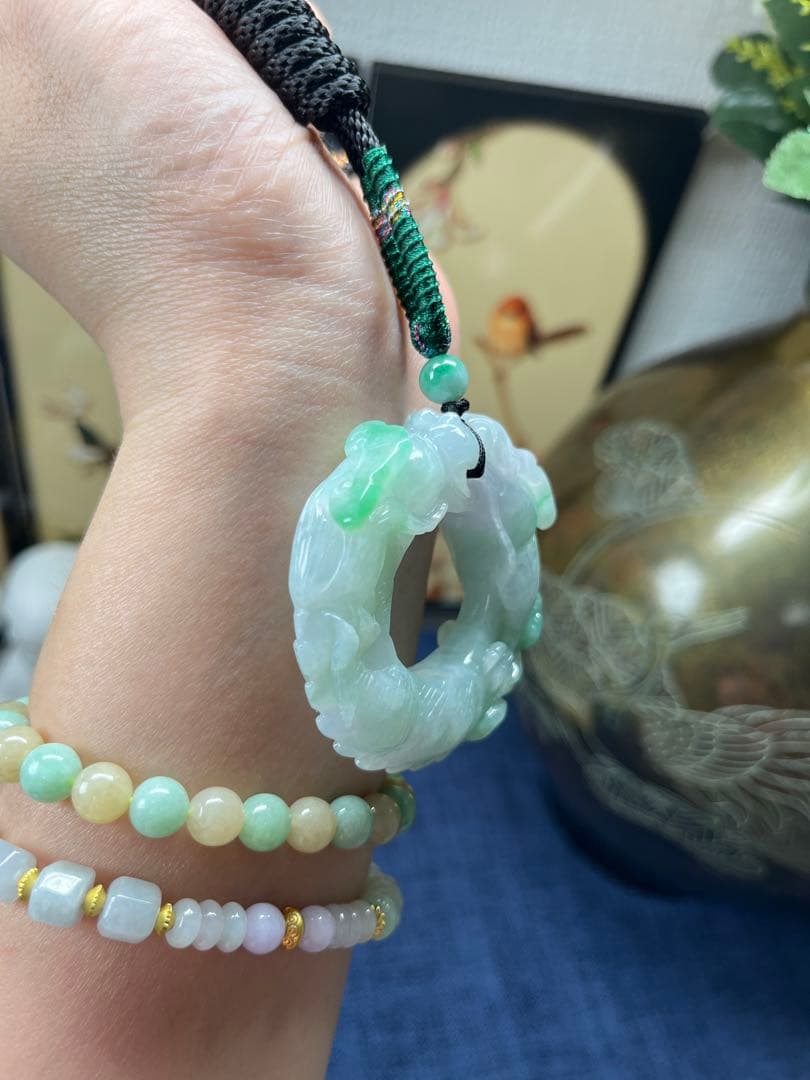 ミャンマー産本翡翠　厚重感有り、爽やかな氷種春帯彩開運飛龍の龍環　鑑定書付き