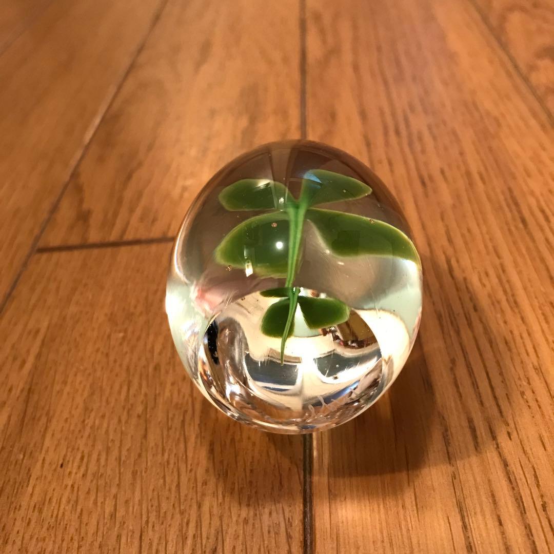 イイノナホ　ペーパーウェイト　ガラス　クローバー　てんとう虫