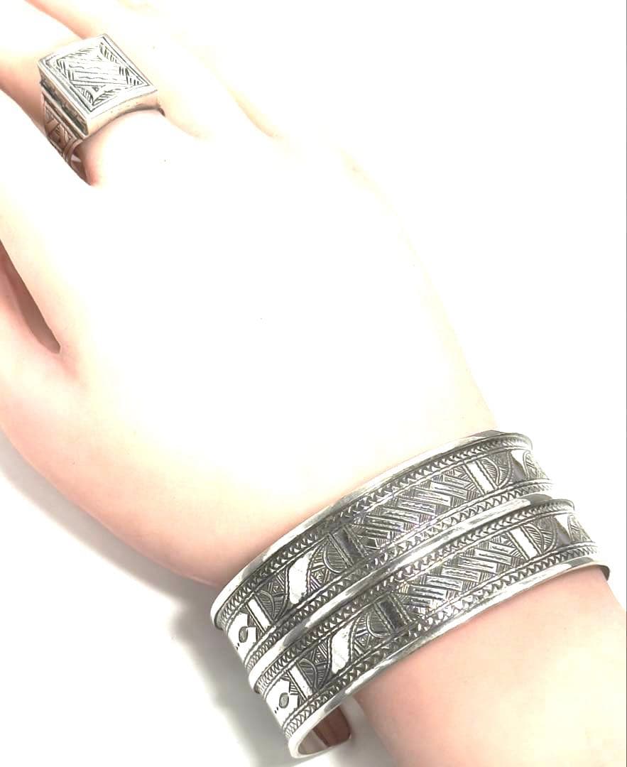 トゥアレグ族　ハンドメイド　シルバーバングル