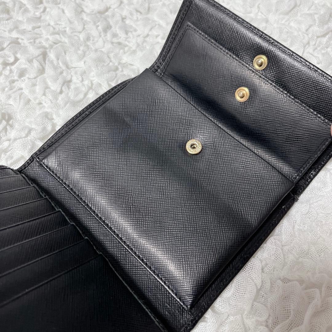 美品✨プラダ　三つ折り財布　サフィアーノ　レザー　三角ロゴ　プレート　ブラック
