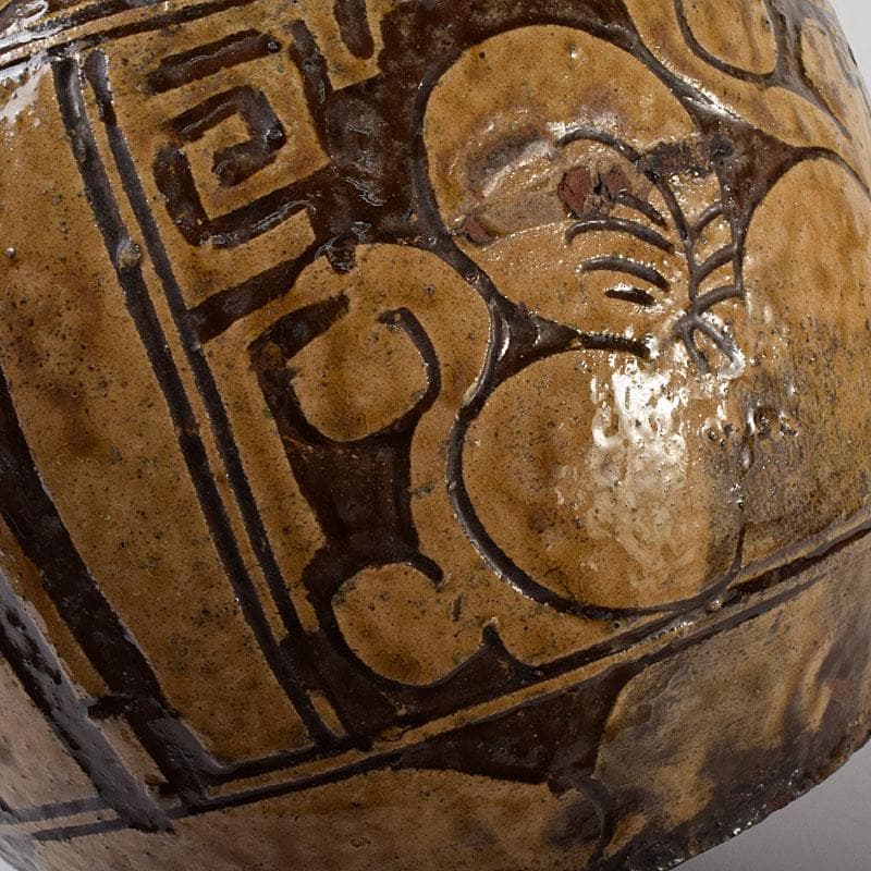 琉球陶器　壺屋焼　褐釉掻き落とし花文壺　時代箱　C　7752C