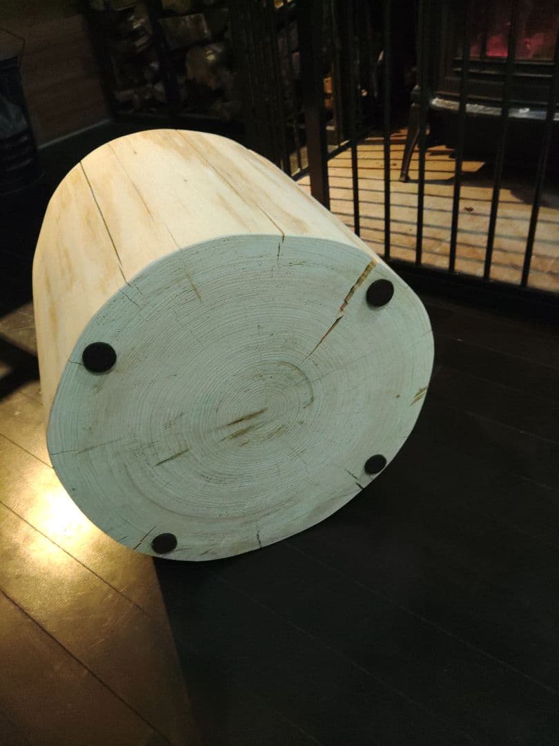 ひのきの丸太スツール背もたれ付き