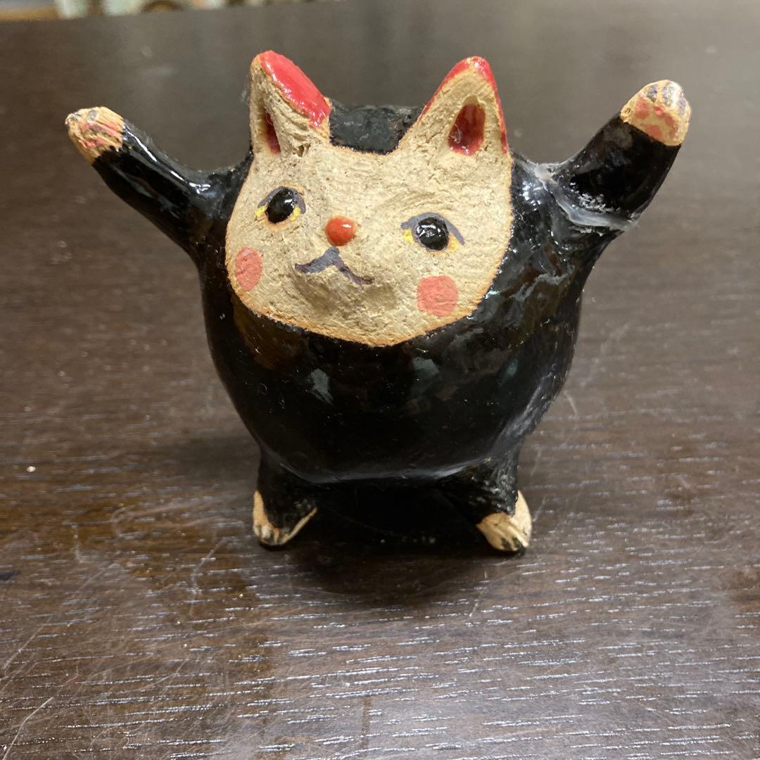 猫の形 陶器 置物 黒と赤