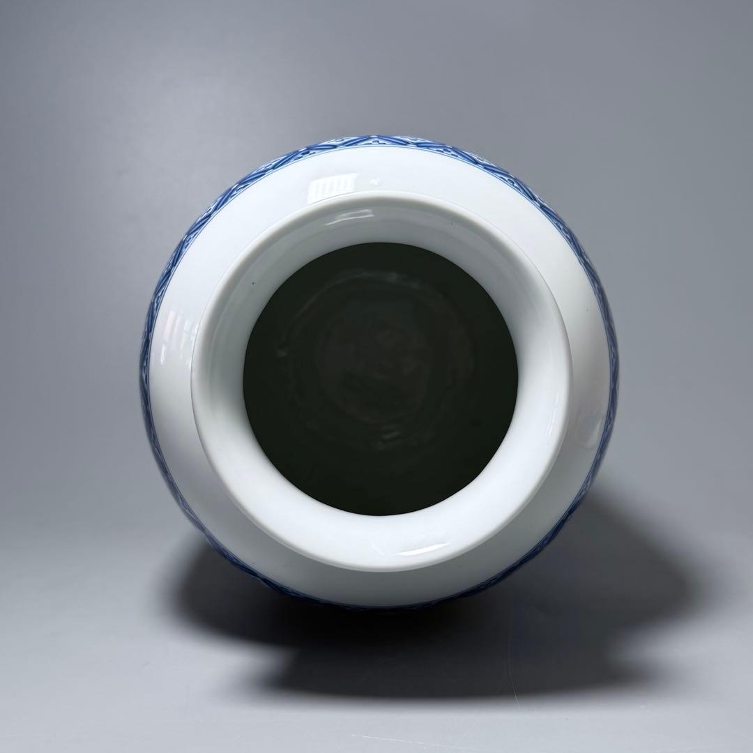 十二代　酒井田柿右衛門　錦　鹿紅葉七宝尽文花瓶　高さ25cm　国重要無形文化財