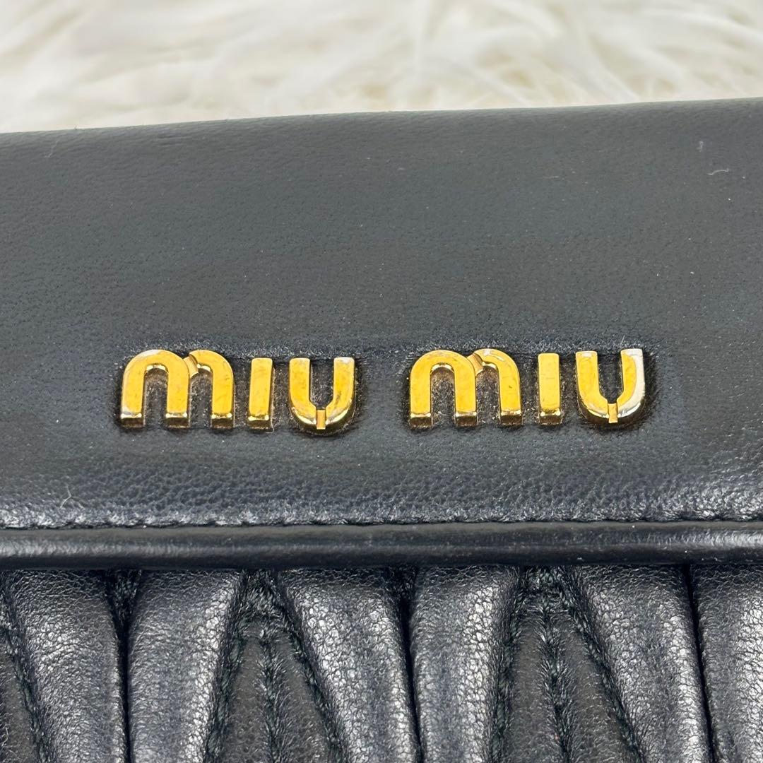 ミュウミュウ　マテラッセ　L字ファスナー　コンパクトウォレット　ブラック　金ロゴ