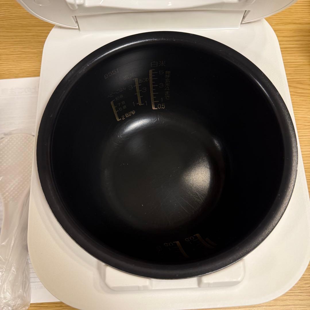 23年製　ZOJIRUSHI NW-SAI10 ５.５合炊飯器　ホワイトスタン