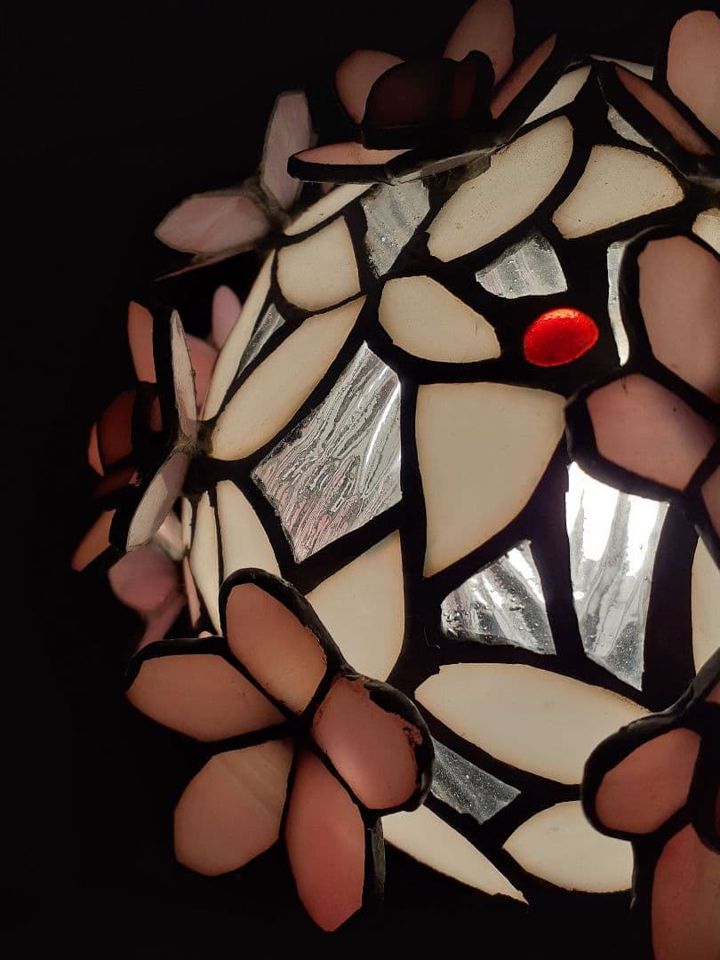 春にぴったりの艶やかで桜の花びらを散りばめた様な可愛らしいペンダントライト