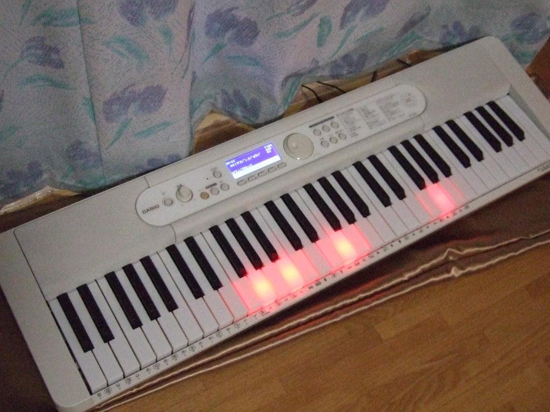 CASIO LK-526 電子ピアノ・キーボード ルーチェ 光ナビ 送料込み