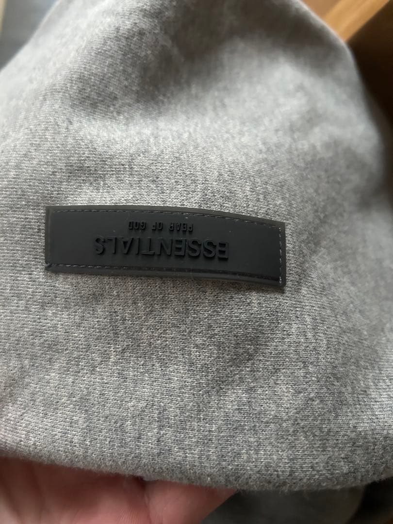 エッセンシャルズ　パーカー　フーディ