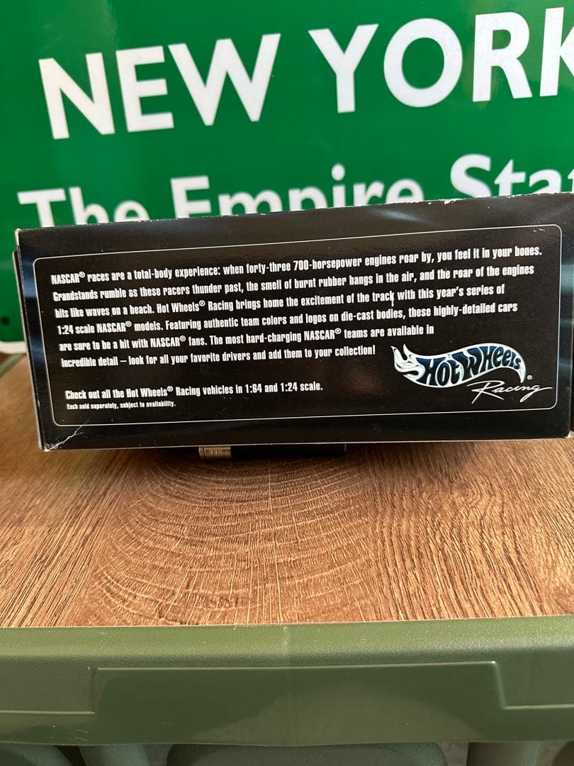 ミニカー Hot Wheels NASCAR 36 M&M's 1:64