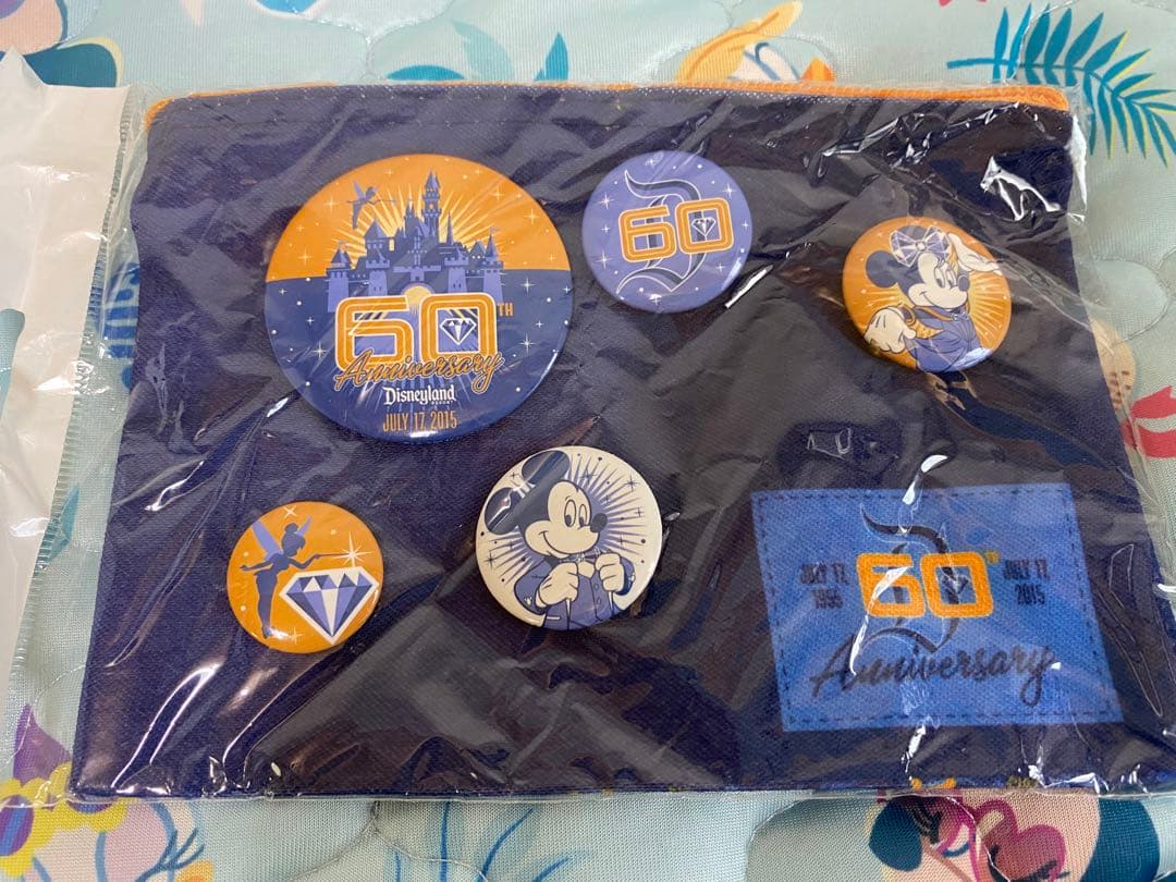 希少【新品未使用未開封品】カリフォルニアディズニー　60周年記念　缶バッチ