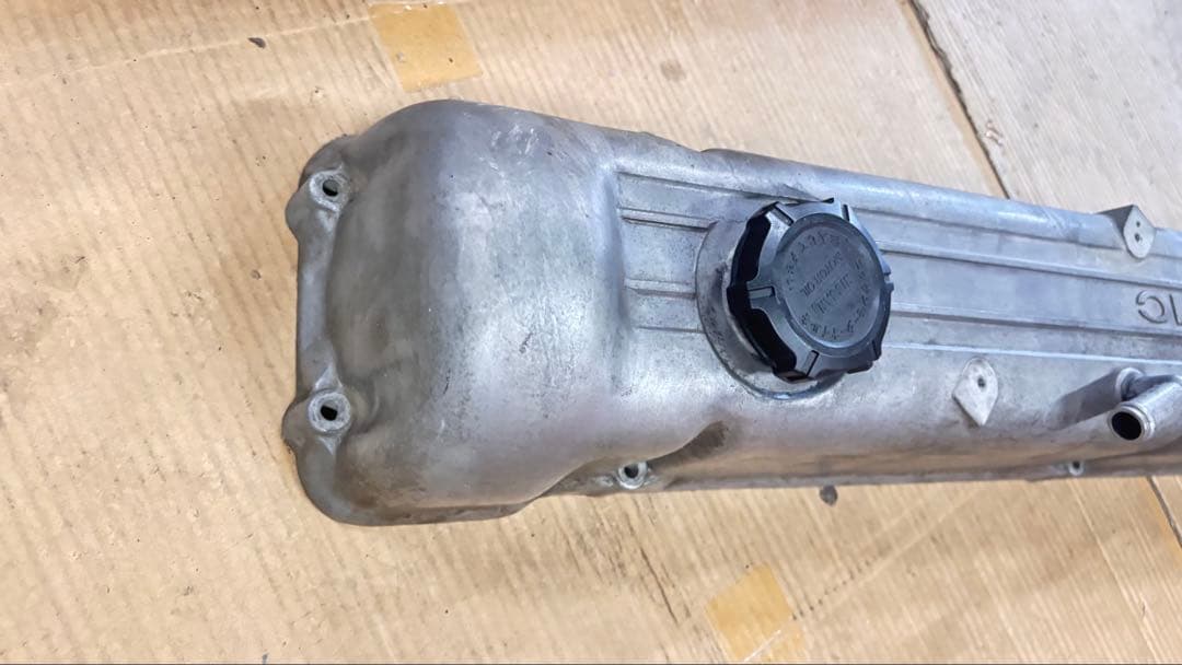 NISSAN L型エンジン　タペットカバー