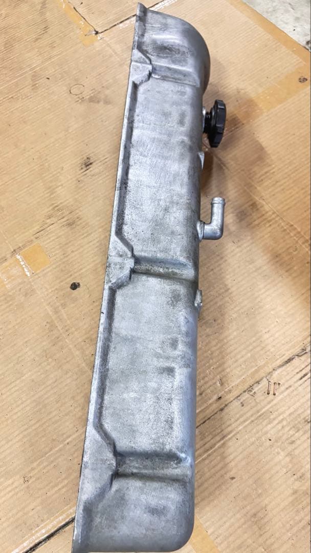 NISSAN L型エンジン　タペットカバー