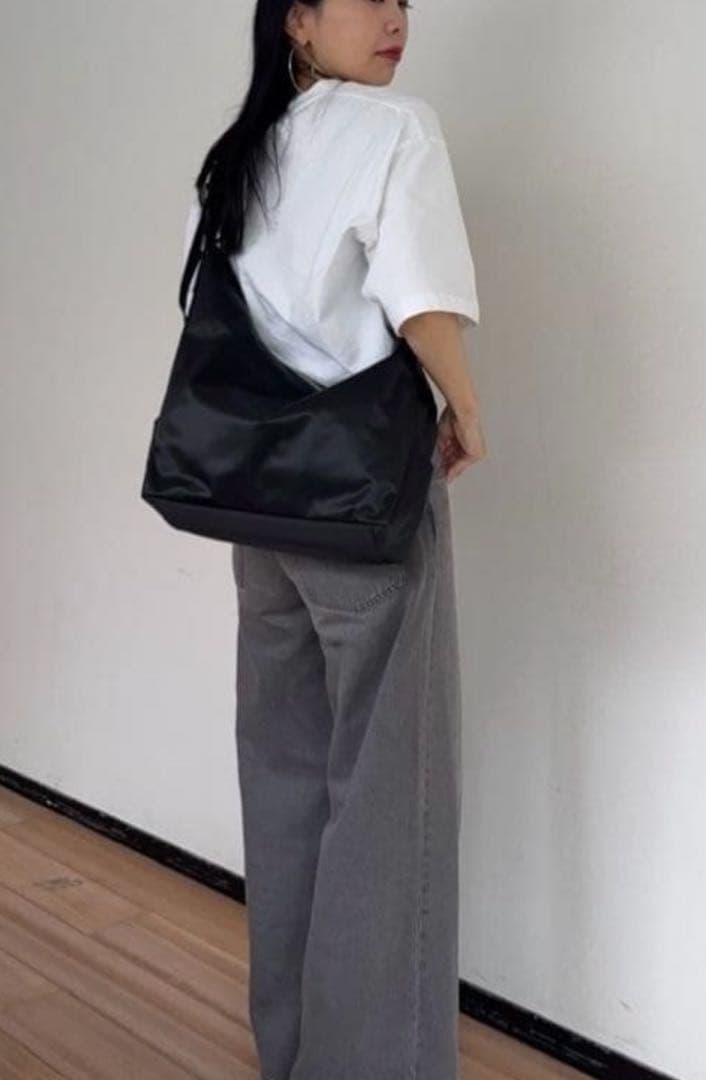 美品 ラウンドビッグショルダーバッグ　ボディバッグ　ブラック　2way 撥水