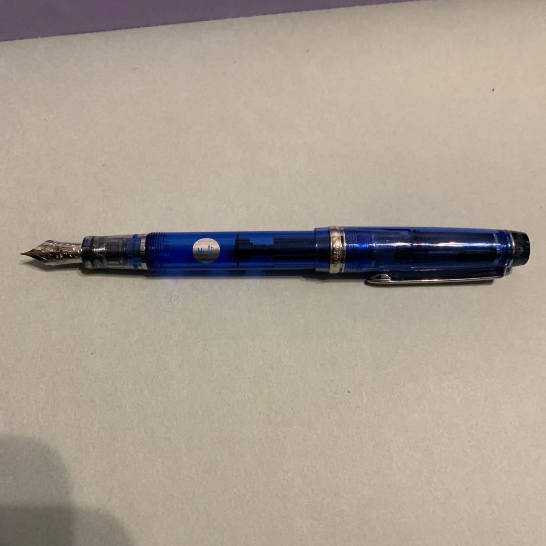 パイロットのブルースケルトンの万年筆