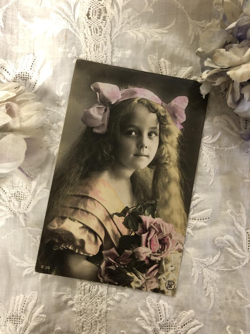 アンティークポストカード 薔薇と髪飾りの美しい少女